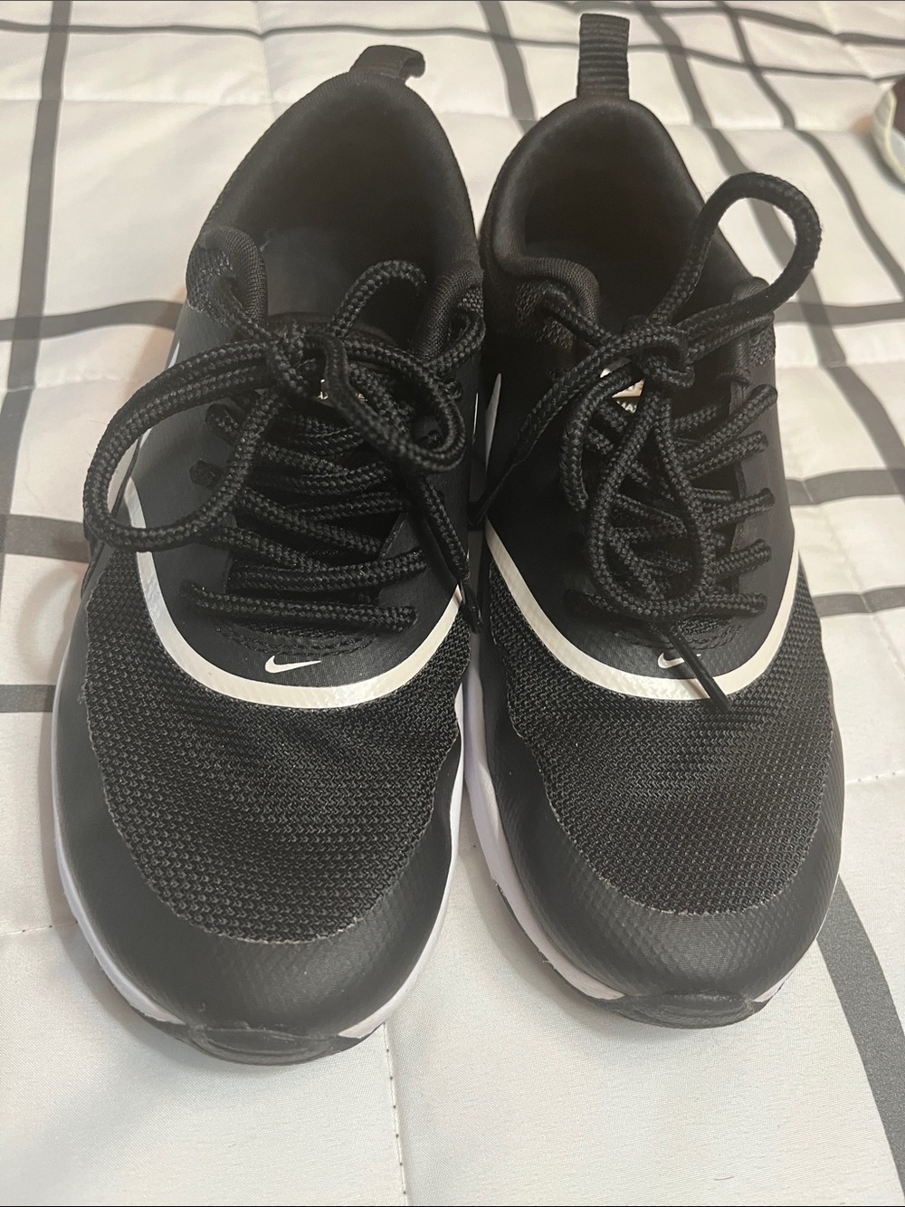 Nike Woman’s Air Max Thea 40 Low-Top Sneakers - Picture 7 of 12